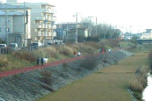 苫小牧川河川敷地で遊ぶ子供たち